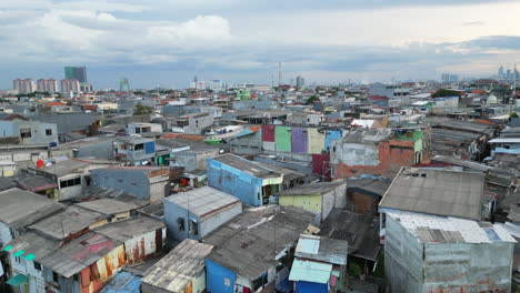 drone se eleva sobre el lago sunter y los barrios marginales circundantes en jakarta indonesia tarde nublada