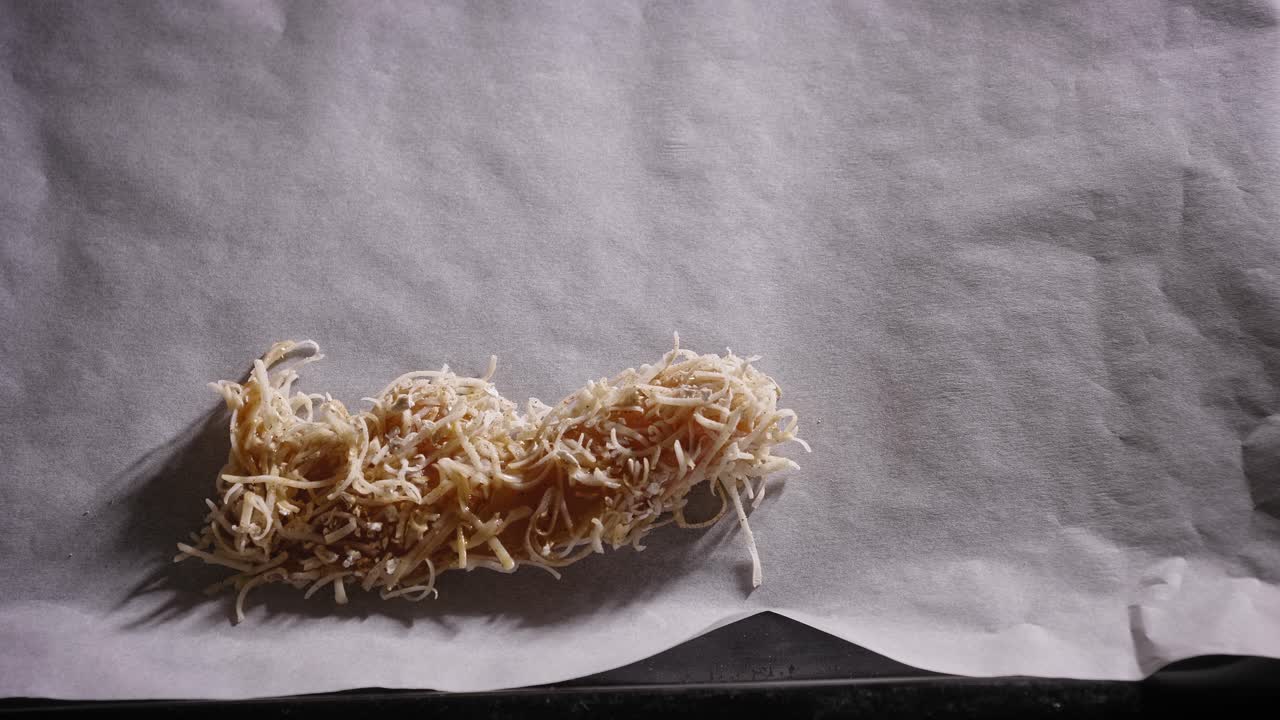 오트밀과 치즈를 바른 닭가슴살을 베이킹 페이퍼를 깐 쟁반에 올려 굽는 과정