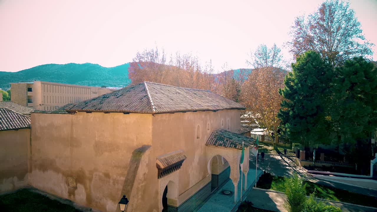 엘 메추아르 궁전 (el mechouar palace) 은 알제리의 트렘센 (tlemcen) 에 위치한 지아니드 왕실 궁전 복합 건물이다.