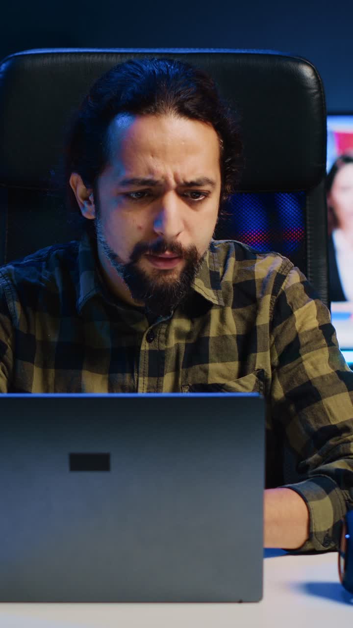 Vertical video Remote employee arriving in stylish apartment office, starting job