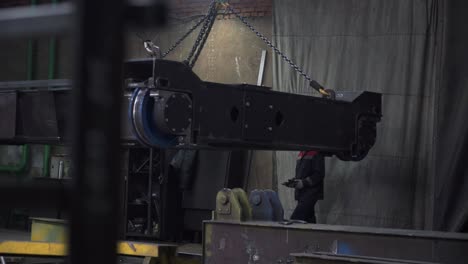 maquinaria pesada que se levanta y posiciona en una fábrica
