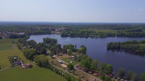 magnífica vista aérea de arriba del campo de la granja en chlum, república checa europa, día de verano de 2023