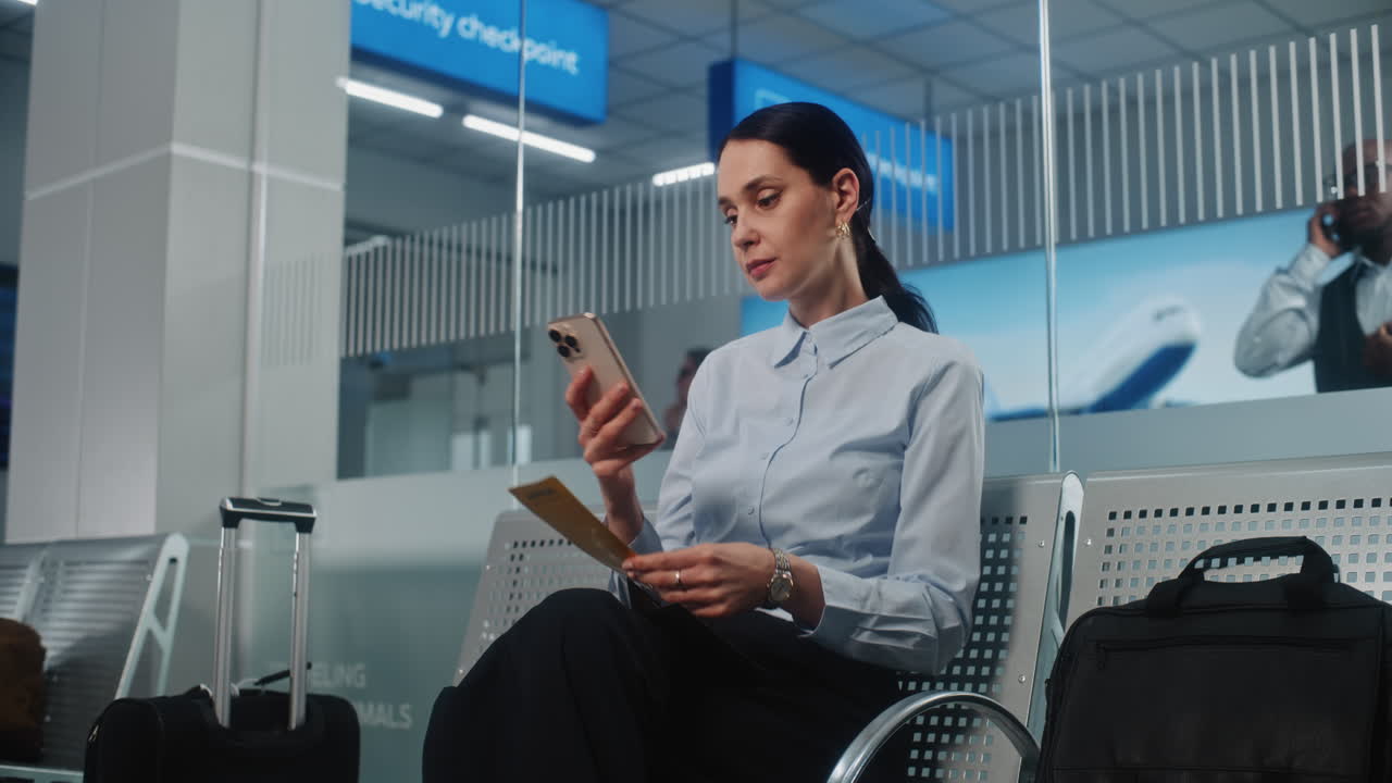 Деловая женщина ждет в аэропорту.