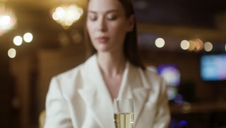 mujer en el casino.