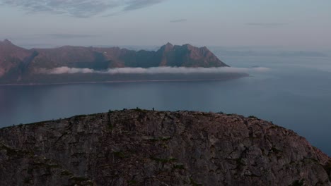 Una-Vista-Encantadora-De-La-Montaña-Strytinden-En-Noruega---Drone-Volando-Hacia-Adelante