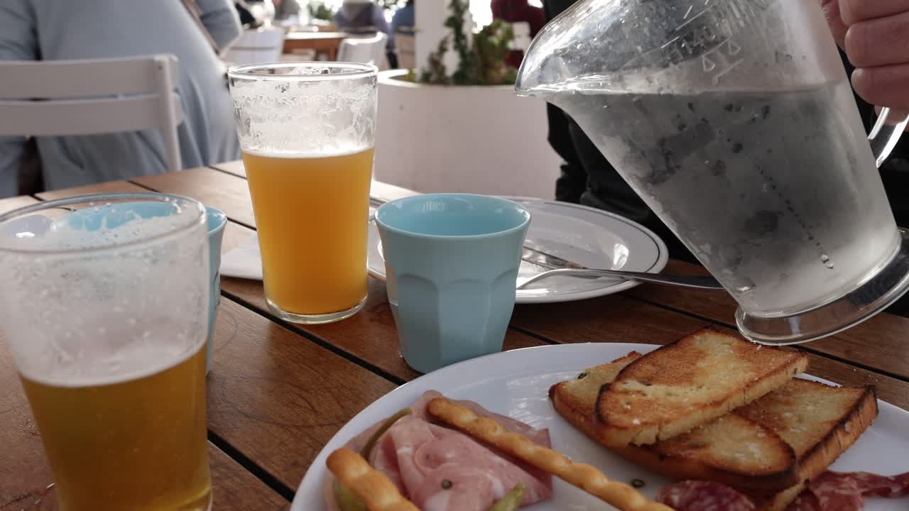 el agua se vierte en una taza azul
