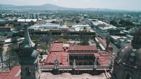 Vista-Del-Aterrizaje-En-La-Iglesia-De-Santa-Rosa-De-Viterbo-En-El-Centro-De-Querétaro,-México