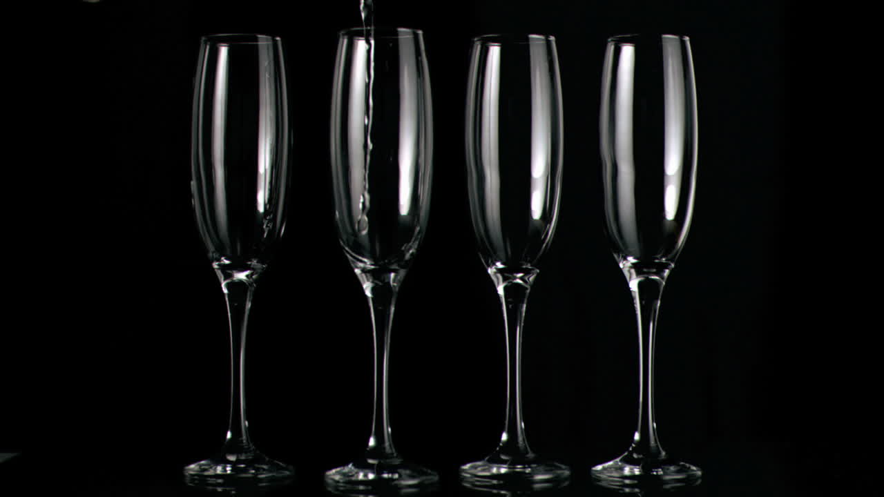 액체가 슈퍼 느린 동작으로 흐르고 있습니다.