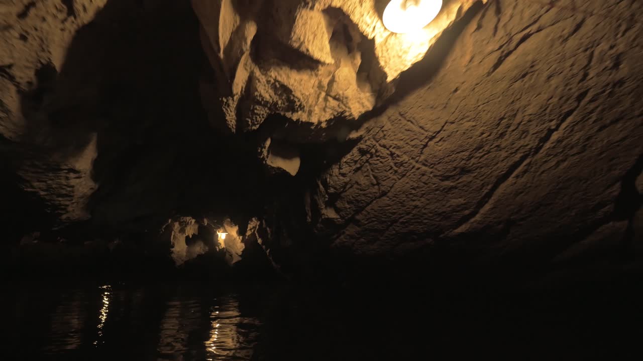 navegando a través de la cueva en la bahía de ha long, vietnam