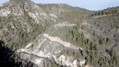 Carretera-En-Zigzag-Con-Automóviles-Circulando-Por-La-Autopista-89-A-En-Sedona,-Arizona,-Con-Video-De-Drones-Moviéndose-En-Un-Círculo-Amplio