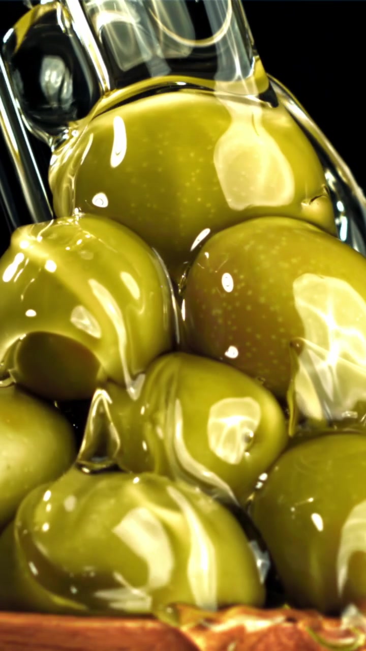 Olive verdi fresche irrorate con olio d'oliva dorato