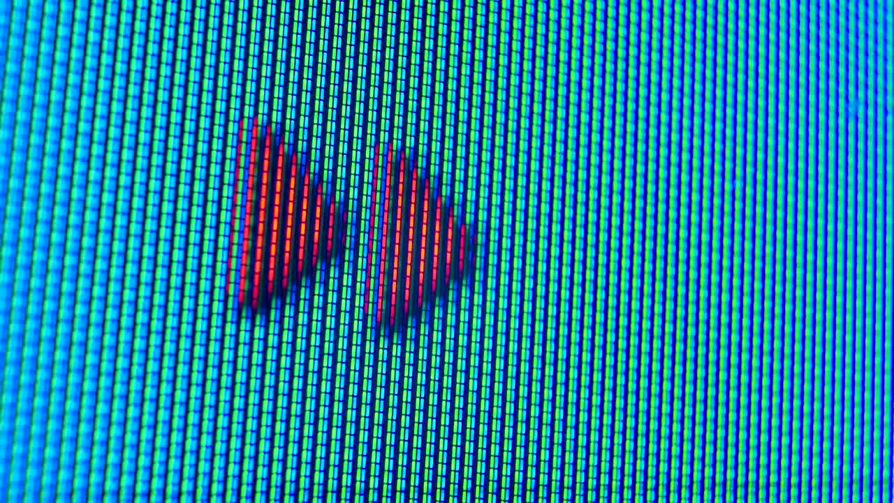 píxeles de trabajo en la pantalla color tv, con una reproducción de video de cerca. flecha roja en un fondo de píxeles azul verde. macro