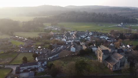 imágenes cinematográficas aéreas de drones de cartmel village y cartmel priory