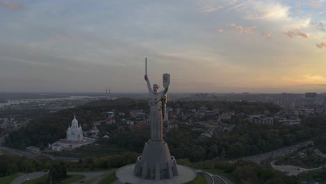 hermosa estatua de la patria con vistas al paisaje de kiev, ucrania -antena