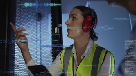 animación del procesamiento de datos sobre diversos ingenieros y ingenieras que trabajan en la sala de servidores de computadoras
