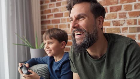 video de padre e hijo divirtiéndose durante el juego