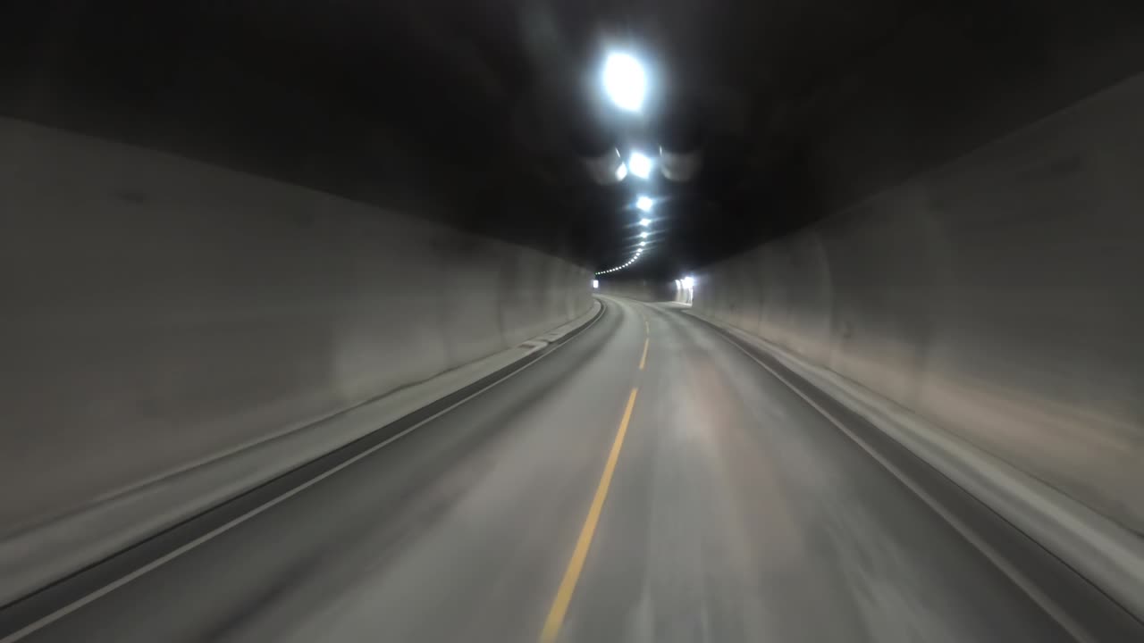 터널을 가로지르는 자동차 운전 시점