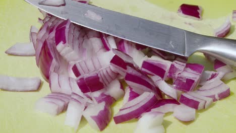 seguimiento disparado sobre cebollas rojas orgánicas recién cortadas afuera con un cuchillo en la parte superior - imágenes de preparación de alimentos de 4k