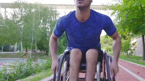 hombre discapacitado subiendo la rampa, cuesta arriba con ambiciosa silla de ruedas.