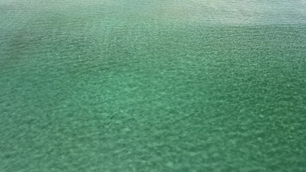 바다에서 파도가 굴러가는 것을 보고