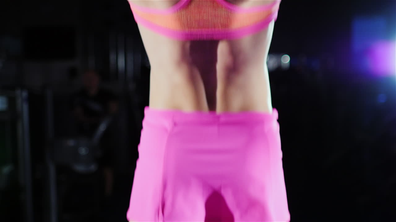 체육 여자는 체육관 여성 보디 빌딩에서 다시 풀업의 근육을 훈련