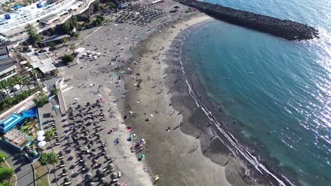 Destino-De-Vacaciones-Playa-En-Los-Cristianos,-Tenerife-Islas-Canarias-España-Vista-Aérea