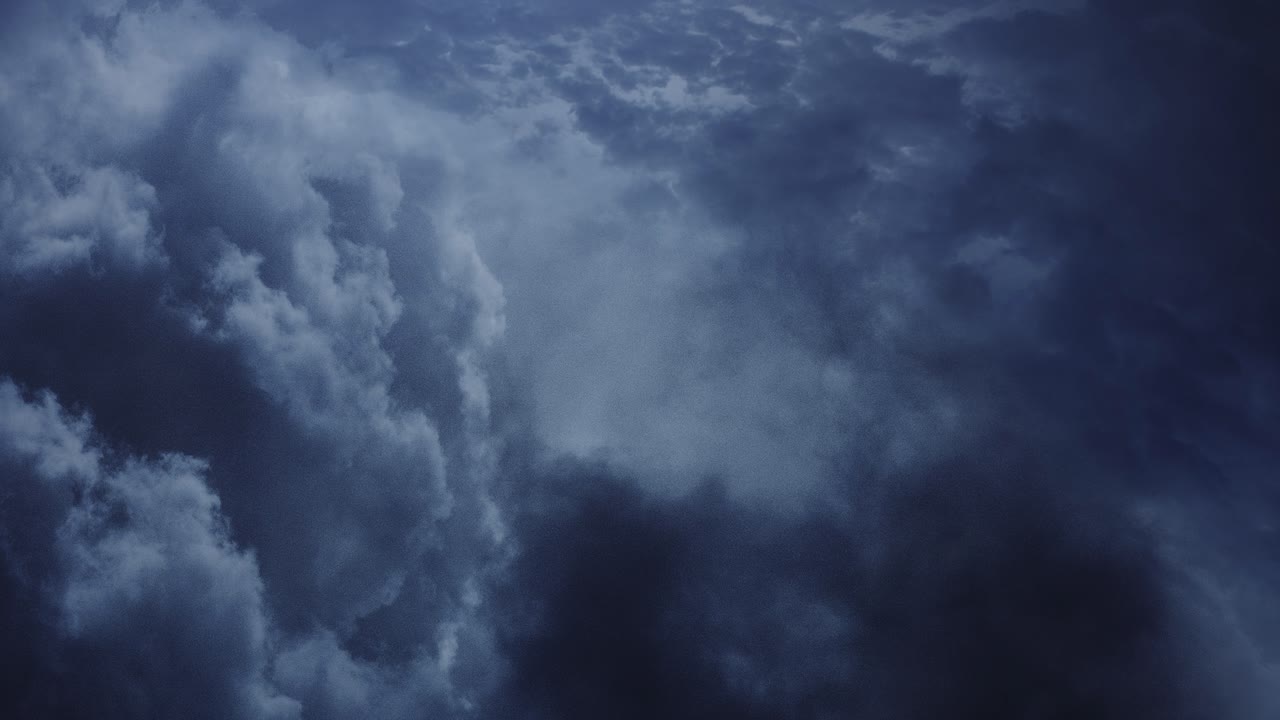 cielo azul de 4k con tormenta