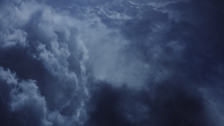 cielo blu 4k con temporale