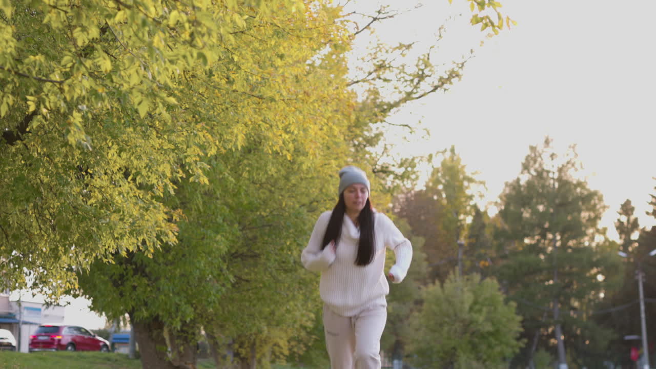 공원에서 운동을 한 후 휴식을 취하고 헐떡이는 지친 여성