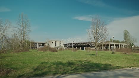 Día-De-Primavera-En-El-Edificio-Del-Hospital-Abandonado-De-Zagreb,-Croacia