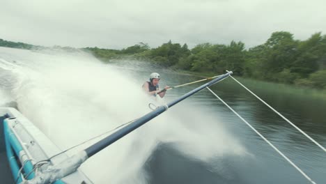 Waterskier-learns-to-barefoot-on-the-bar