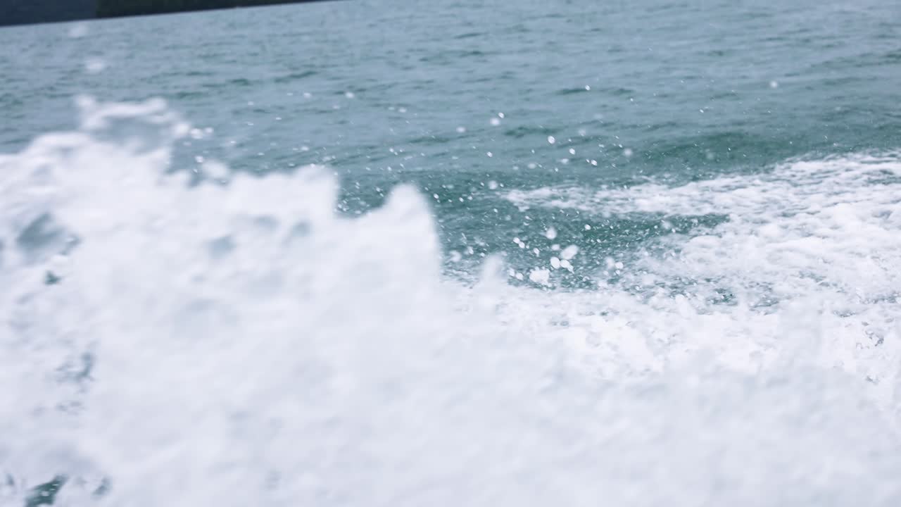 역동적인 바다 물결이 레일리 해변의 해변에 부히고, 활기찬 에너지와 자연 조명으로 포착되었습니다.