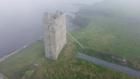 Castillo-De-Carrigaholt-Y-Manténgase-En-Una-Niebla-Marina