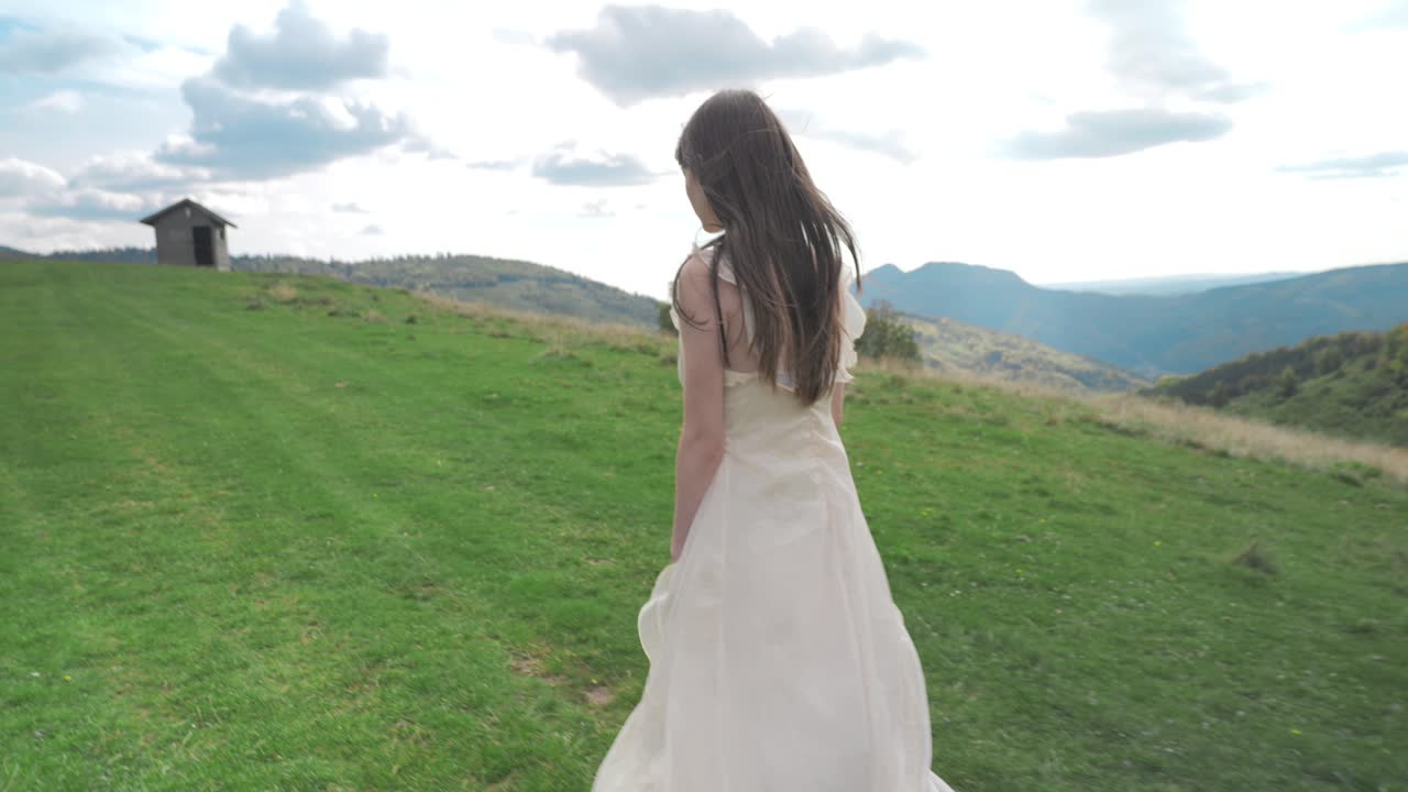 산에 옷을 입은 여자