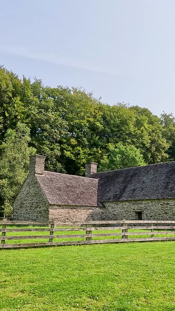 푸른 풍경으로 둘러싸인 돌로 지어진 건물