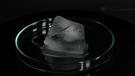 fusión secuencial de hielo en un plato de vidrio transparente