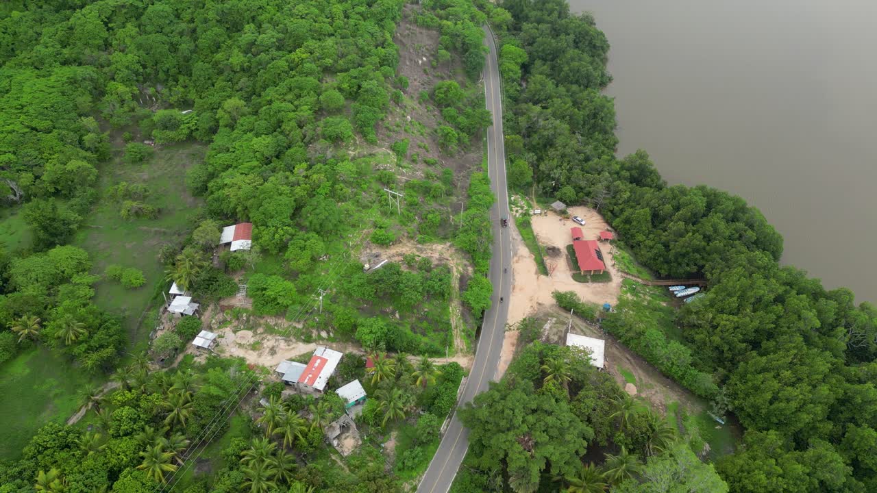 дорога вдоль лагуны маниальтепек, недалеко от пуэрто-эскедидо, оахака, мексика