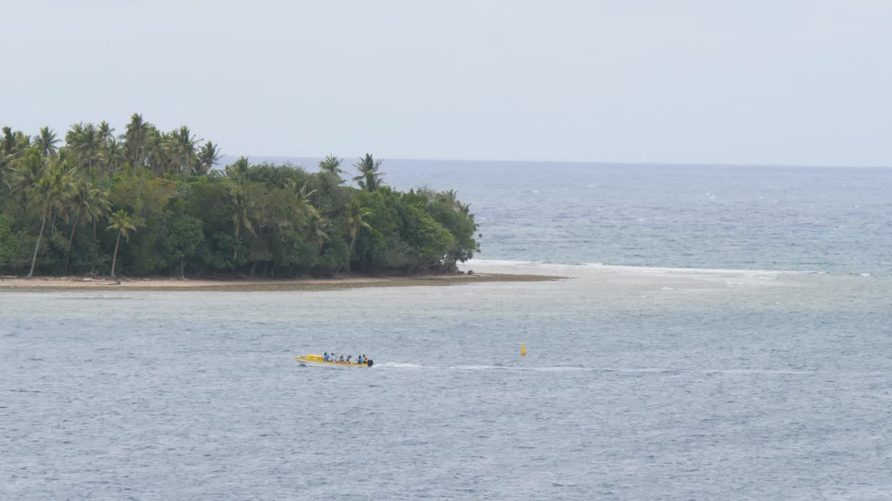Habitantes de la isla Aneityum cruzando a la Isla Misterio en una pequeña embarcación, Vanuatu.