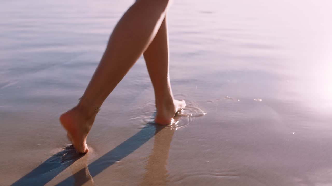 Donna, piedi o passeggiata in spiaggia
