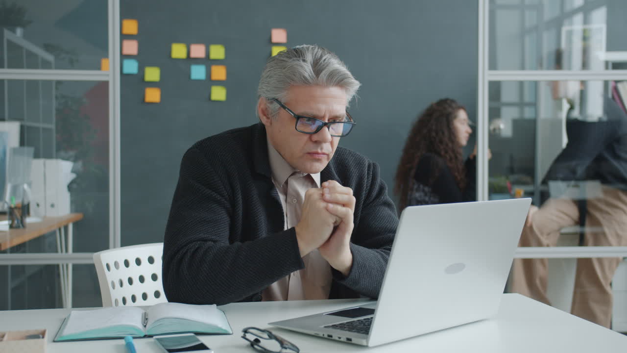 Forretningsmand, der arbejder på bærbar computer på et kontor