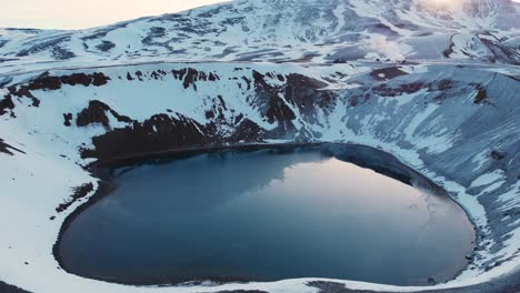 lago glacial en el cráter viti en montañas cubiertas de nieve en islandia