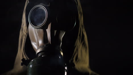 un hombre con traje protector y humo de máscara de gas en primer plano