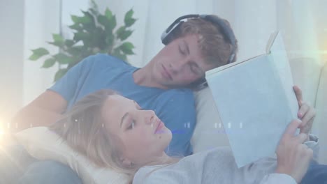 animación de una pareja de adolescentes caucásicos aprendiendo en el sofá