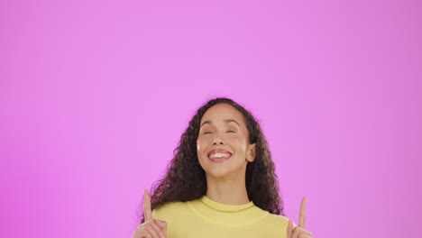 mujer feliz, cara y apuntando hacia arriba a la maqueta