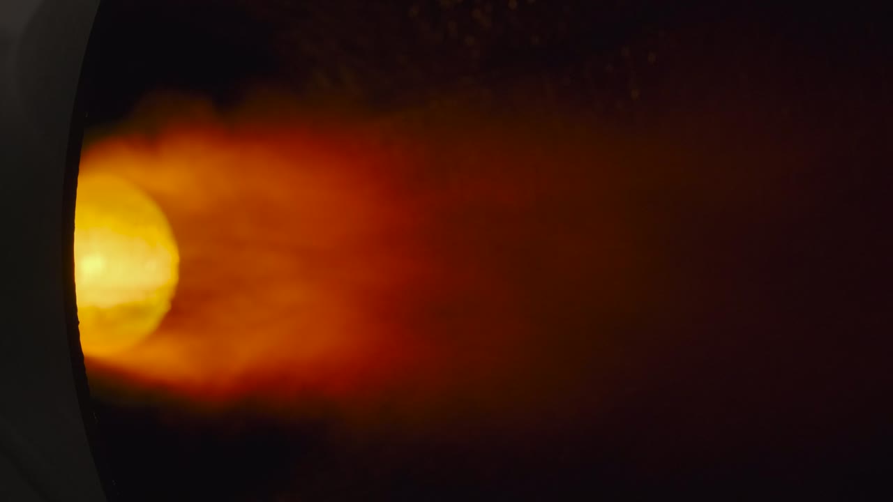 explosiones de fuego brillantes de la boquilla del motor del cohete