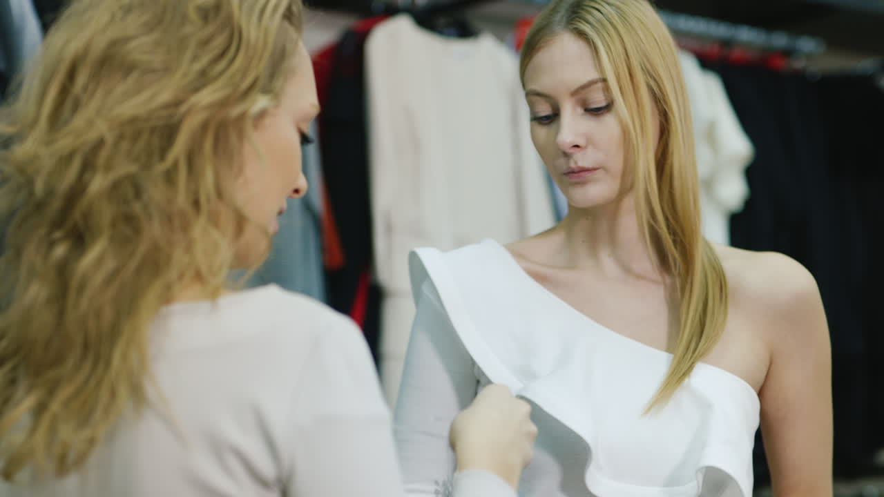 consultor en la tienda de ropa ayuda al comprador con la elección