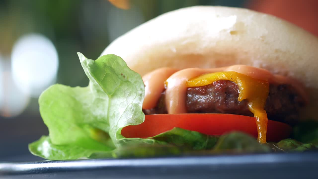 primer plano de una deliciosa hamburguesa con carne de res, queso, tomate y lechuga