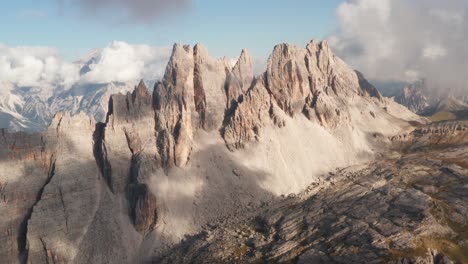 Vista-Aérea-De-La-Majestuosa-Montaña-Croda-Da-Lago-Con-Sol-Y-Nubes,-Veneto,-Italia