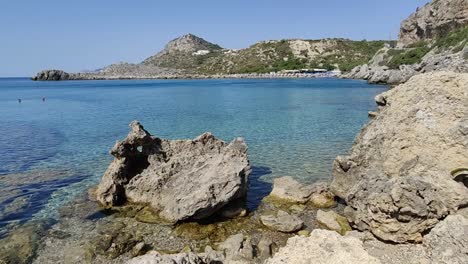 Playa-Rocosa-Con-Agua-De-Mar-Cristalina-En-La-Bahía.