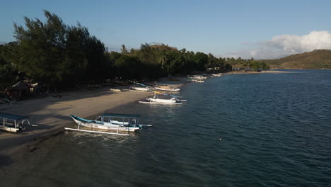 barcos de pesca tradicionales en la costa de la isla lombok en indonesia - toma aérea de drones